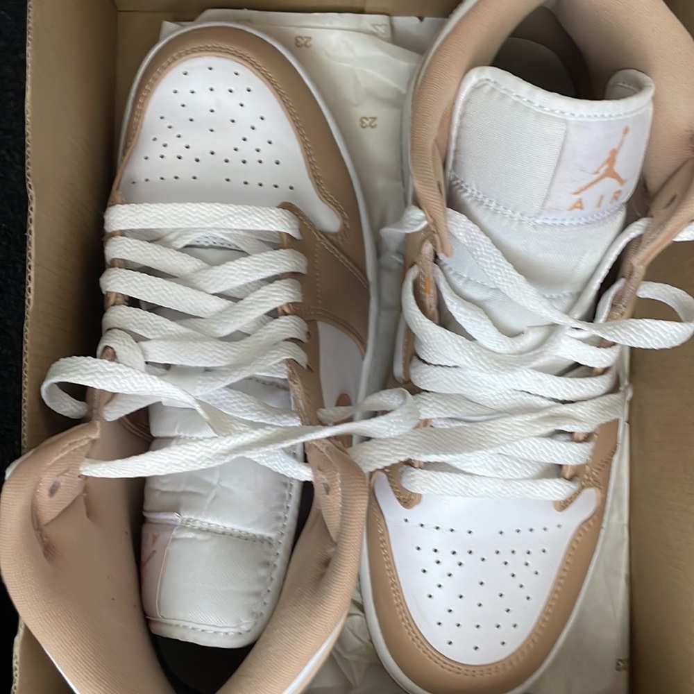 “tan gum” jordan’s - Picture 4 of 4